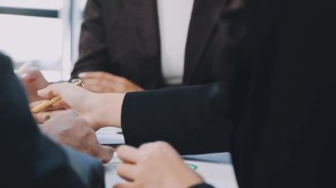 İş adamları ofiste çalışır..