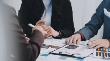 İş adamları ekibi toplantı odasında..