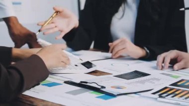 İş kadını takımı yeni iş ekibiyle toplantı yapıyor.