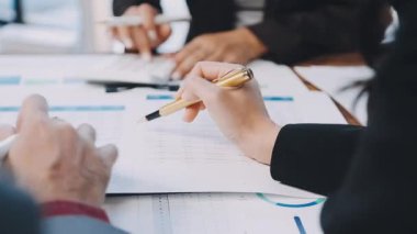 Modern ofiste yeni mali raporlar üzerinde çalışan iş ekibi. Modern ofiste çalışan iş adamları..