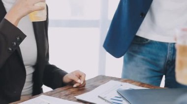 İş adamı ofiste bira içiyor.