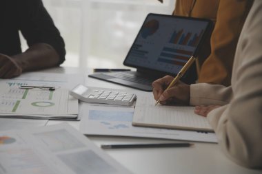 Modern dizüstü bilgisayarla gelir tabloları ve grafiklerini analiz eden iş ekibini kapatın. İş analizi ve strateji kavramı.