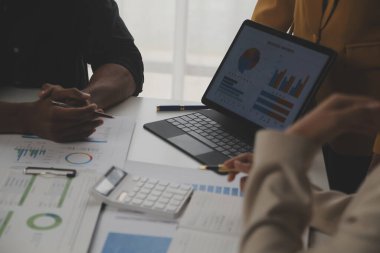 Modern dizüstü bilgisayarla gelir tabloları ve grafiklerini analiz eden iş ekibini kapatın. İş analizi ve strateji kavramı.