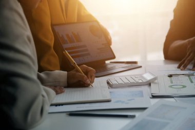 Modern dizüstü bilgisayarla gelir tabloları ve grafiklerini analiz eden iş ekibini kapatın. İş analizi ve strateji kavramı.