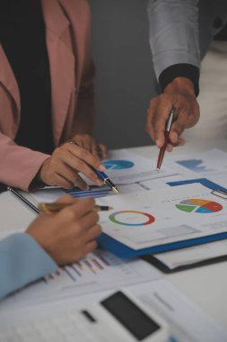 Modern dizüstü bilgisayarla gelir tabloları ve grafiklerini analiz eden iş ekibini kapatın. İş analizi ve strateji kavramı.