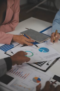 Modern dizüstü bilgisayarla gelir tabloları ve grafiklerini analiz eden iş ekibini kapatın. İş analizi ve strateji kavramı.