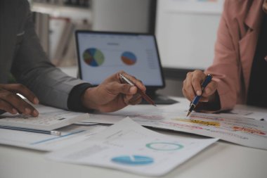 Modern dizüstü bilgisayarla gelir tabloları ve grafiklerini analiz eden iş ekibini kapatın. İş analizi ve strateji kavramı.