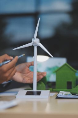 Yeşil Enerji Şirketi, güneş pili ve rüzgar türbini jeneratörü ile sürdürülebilir ve yenilenebilir temiz enerji ürünlerinin pazarlanmasını planlayan ve görüşen iş adamlarıyla görüşüyor. Önde.