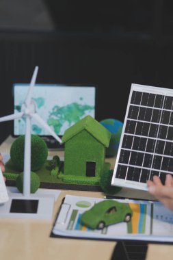 Yeşil Enerji Şirketi, güneş pili ve rüzgar türbini jeneratörü ile sürdürülebilir ve yenilenebilir temiz enerji ürünlerinin pazarlanmasını planlayan ve görüşen iş adamlarıyla görüşüyor. Önde.
