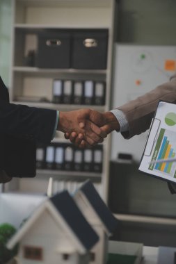 Yeşil Enerji Şirketi, güneş pili ve rüzgar türbini jeneratörü ile sürdürülebilir ve yenilenebilir temiz enerji ürünlerinin pazarlanmasını planlayan ve görüşen iş adamlarıyla görüşüyor. Önde.