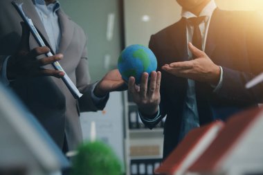 Yeşil Enerji Şirketi, güneş pili ve rüzgar türbini jeneratörü ile sürdürülebilir ve yenilenebilir temiz enerji ürünlerinin pazarlanmasını planlayan ve görüşen iş adamlarıyla görüşüyor. Önde.