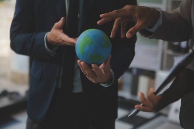 Yeşil Enerji Şirketi, güneş pili ve rüzgar türbini jeneratörü ile sürdürülebilir ve yenilenebilir temiz enerji ürünlerinin pazarlanmasını planlayan ve görüşen iş adamlarıyla görüşüyor. Önde.