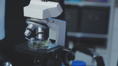 Laboratuvarda mikroskop. bilim araştırma konsepti