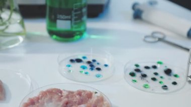 Laboratuvarda pipeti olan üç renkli sıvı..