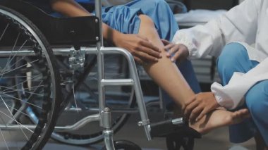 Doktor hastaya hastanede yardım ediyor.