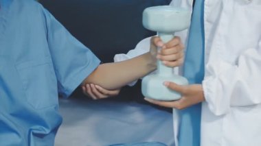 Üniformalı kadın dambıl yapıyor.