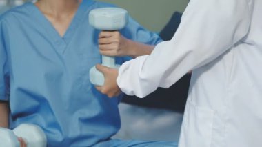 Spor salonunda dambılı olan doktor.