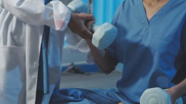 Stetoskop tutan kadın doktorun yakın görüntüsü