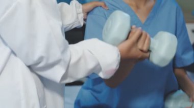 Steteskop tutan doktorlara yakın çekim