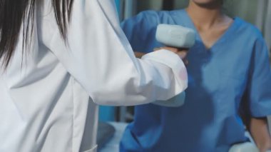 Yakın plan. Doktorun dambılı elinde tutuşu. Sağlık ve tıp konsepti. modern teknoloji.