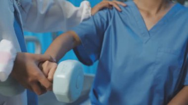Hastanenin tedavisi, sağlık hizmetleri ve tıbbi konsept için hastanın elini tutan doktor