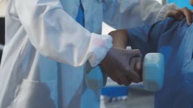 Erkek doktorun parmağını kolunda gezdirmesi.