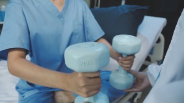 Doktor bir dumbbell tutarak