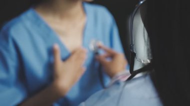 steteskop ile kadın