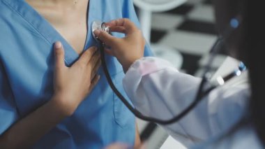 Steteskoplu kadın doktor ve hastanedeki hasta.