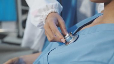 Kadın doktor hastanede steteskop kullanıyor, yakın plan..