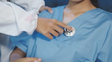 Steteskoplu kadın doktor hastanede.