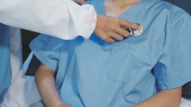 Elinde steteskop olan bir doktor..