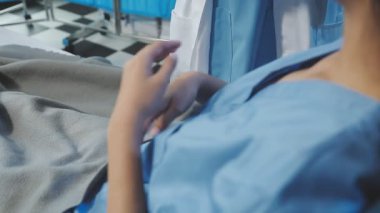 Hastane koğuşunda el ele tutuşan kadın hastaya yakın durun..