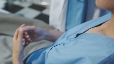 Hastanede eli göğsünde bir kadın doktor.