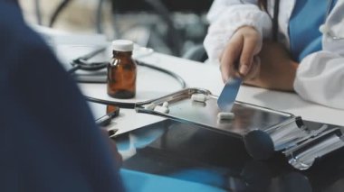 Klinikteki doktor.