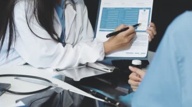 Doktor ve hemşire masada.