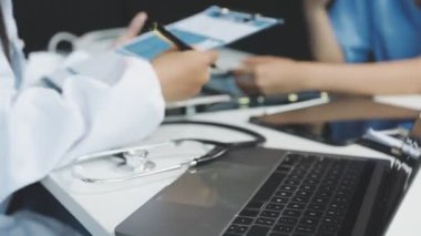 Bilgisayarla çalışan tıp doktoru