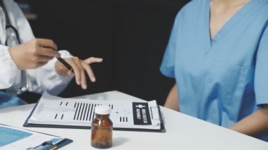 Hastanedeki bir hastanın doktoru.