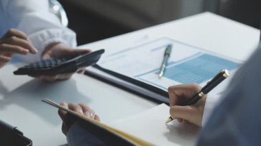 İş adamları modern ofiste çalışır..