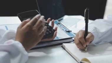 Ofiste çalışan iş kadını, konsept, finans