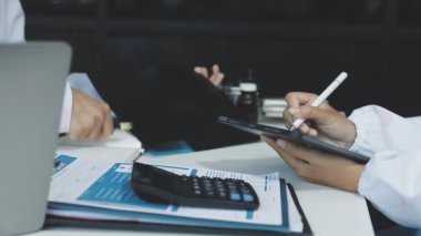 İş ekibi ofiste toplanıyor.