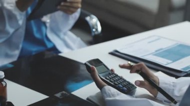 İşadamı modern Office dijital tablet ile çalışma