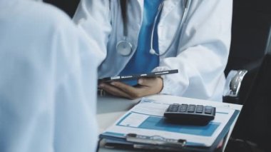 Doktor ve hasta tıbbi planı tartışıyor ve sağlık hakkında tartışıyorlar