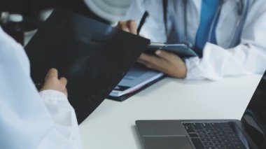 Klinikte steteskop ve tabletli doktor