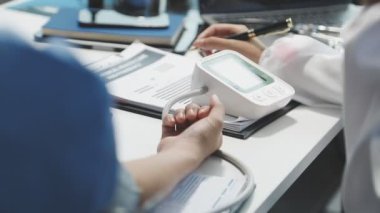 Doktorların ellerini tablet ve tıbbi termometreyle kapatın.