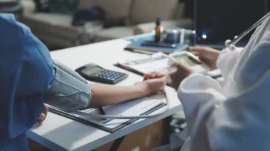 Doktorlar hastane odasında tıbbi teşhisi tartışıyorlar.