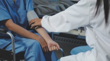 Doktor ve hemşire hastanede..