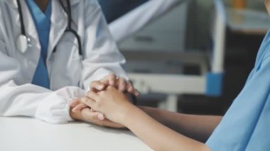 Doktor ve hemşire ofiste el sıkışıyor..