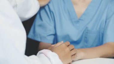 Doktor ve hasta görevdeler.