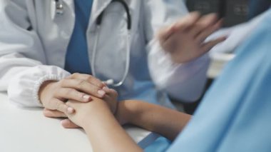 Doktor eli bir hastaya el sıkışıyor. Hastane ofisinde sağlık ve sağlık hizmetleri.